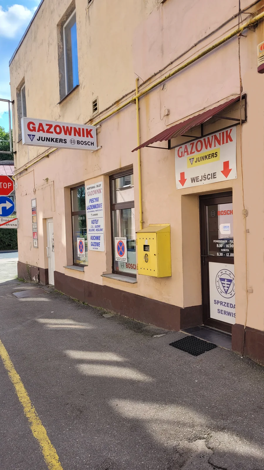 Wejście do sklepu Gazownik przy ul. Partyzantów 44